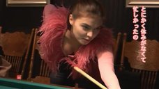 Алина Кабаева играет в бильярд