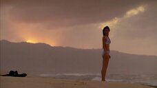 Ким Юн-джин в бикини на пляже