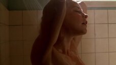 Эванджелин Лилли принимает душ