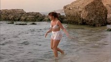 Эльфи Эшке купается в белье на море