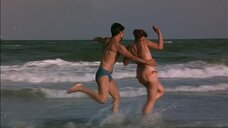 Эльфи Эшке в бикини на пляже