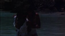 14. Драка Коринн Корсон с Джули Марго в воде – Кошечка (1983)