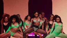 9. Нормани выступает в белье на Savage X Fenty Show 