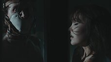 5. Эро сцена с Лили-Роуз Мелоди Депп – Волк (2021)