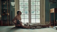 12. Секс сцена с Леа Сейду на полу – Внебрачные связи