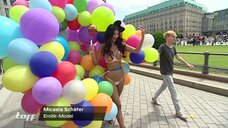 6. Провокационные публичные съемки с голой Микаэлой Шефер 