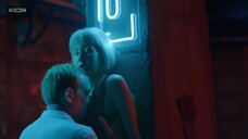 2. Секс сцена с Яной Гладких на улице – AMORE MORE