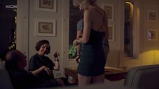 2. Секс сцена с Яной Гладких на подоконнике – AMORE MORE