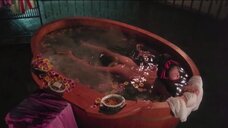 4. Страстный секс с Эми Ип в ванне – Секс и дзен: Ковер для телесных молитв