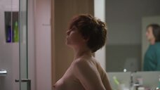 Александра Урсуляк засветила голую грудь в ванной