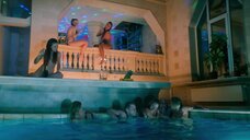 2. Сцена с раздетыми девушками у бассейна – Закрыть гештальт