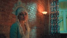 1. Анастасия Крылова танцует стрпитиз в костюме снегурочки – Закрыть гештальт