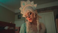 3. Анастасия Крылова танцует стрпитиз в костюме снегурочки – Закрыть гештальт