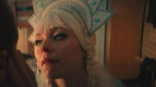 8. Анастасия Крылова танцует стрпитиз в костюме снегурочки – Закрыть гештальт