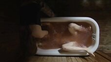 1. Сцена с голой Бриттани Аллен в ванне – Что тебе нужно для жизни