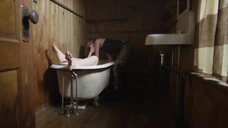 4. Сцена с голой Бриттани Аллен в ванне – Что тебе нужно для жизни