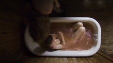 5. Сцена с голой Бриттани Аллен в ванне – Что тебе нужно для жизни