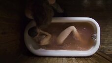 6. Сцена с голой Бриттани Аллен в ванне – Что тебе нужно для жизни