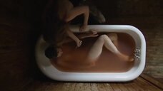 8. Сцена с голой Бриттани Аллен в ванне – Что тебе нужно для жизни