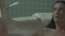 3. Обнаженную Сару Хэйгэн бреют в ванне – Удушье (2015)