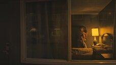 2. Горячая сцена с девушкой в окне – Американский жиголо