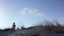 1. Адриана Угарте в бикини на пляже – Этюды втроём