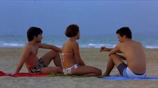 3. Адриана Угарте в бикини на пляже – Этюды втроём