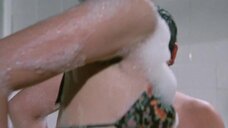 12. Эротическая сцена с Чери Чун в ванне – Победители и грешники