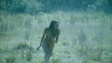 Полностью голая Эмма Коррин бегает под дождем