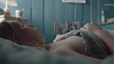 2. Анастасия Ожгибесова засветила голую грудь – Территория (2020)