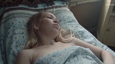 3. Анастасия Ожгибесова засветила голую грудь – Территория (2020)