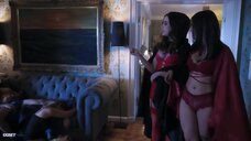 5. Эла Вельден и Мариэль Молино в красном белье на секс-вечеринке – Игры ключей