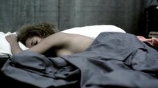 2. Антония Томас лежит на кровати – Отбросы