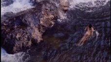 5. Обнаженная Натания Стэнфорд купается в реке – Возвращение в затерянный мир