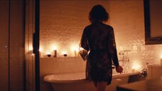 1. Сцена с голой Лянкой Грыу  в ванне – Тест на беременность