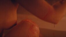 13. Сцена с голой Лянкой Грыу  в ванне – Тест на беременность