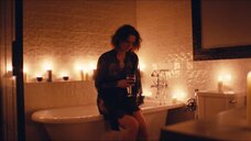 3. Сцена с голой Лянкой Грыу  в ванне – Тест на беременность