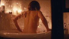 7. Сцена с голой Лянкой Грыу  в ванне – Тест на беременность