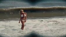 3. Секси Кейт Аптон в купальнике на пляже – Другая женщина (2014)