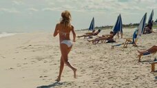 5. Секси Кейт Аптон в купальнике на пляже – Другая женщина (2014)