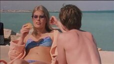 1. Глория Гвида в купальнике на пляже – Отличница и второгодники