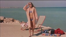 4. Глория Гвида в купальнике на пляже – Отличница и второгодники