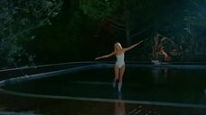 1. Глория Гвида танцует в бассейне – Лицеистка, дьявол и святая вода