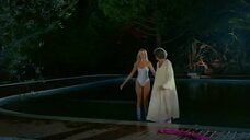 5. Глория Гвида танцует в бассейне – Лицеистка, дьявол и святая вода
