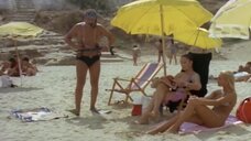 1. Мариза Мелл и Сабрина Сиани загорают на пляже – Лицеистка на море с папиной подругой