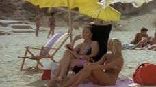 4. Мариза Мелл и Сабрина Сиани загорают на пляже – Лицеистка на море с папиной подругой