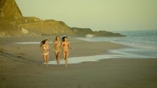2. Рэйчел Линн Дэвид, Джена Симс и Кристиана Кролл в бикини на пляже – Пляжный отдых по-американски