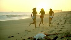 8. Рэйчел Линн Дэвид, Джена Симс и Кристиана Кролл в бикини на пляже – Пляжный отдых по-американски