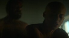 2. Секс сцена с лысой проституткой Нив Султан – Грязный чёрный мешок
