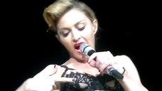 1. Мадонна оголила грудь на концерте 